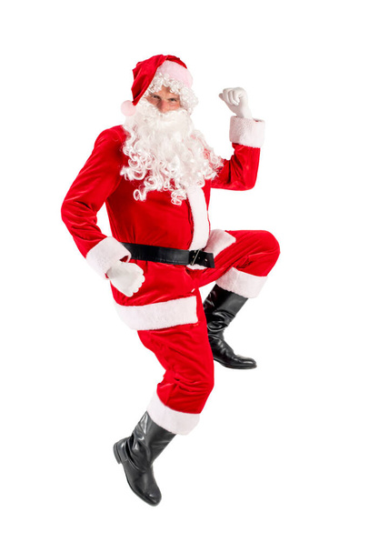 Babbo Natale in abito rosso con barba salta su gioisce e accoglie su sfondo bianco isolato, il concetto di Capodanno e Natale - Foto, immagini