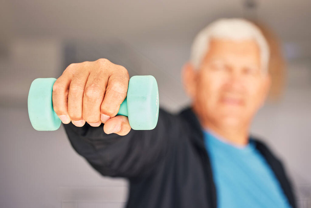 Yaşlı adam, el ya da halterli spor, güç, egzersiz ve emeklilikte güçlü kollar. Etkinlik yakın çekim, beden eğitimi bulanıklığı ya da sağlıklı yaşam, sağlık ya da hareketlilik için ağırlık eğitimi. - Fotoğraf, Görsel