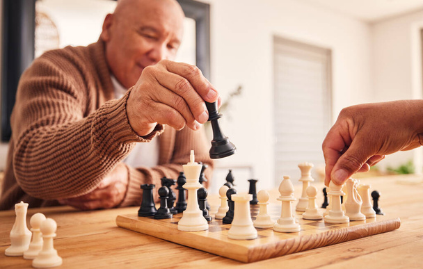 Uomo anziano, casa e scacchi per i giochi, la competizione e concentrarsi con gli amici, strategia e soluzione dei problemi. Persona anziana, mani e pensione per concorso con mentalità, sorriso eccitato e muoversi a tavola. - Foto, immagini