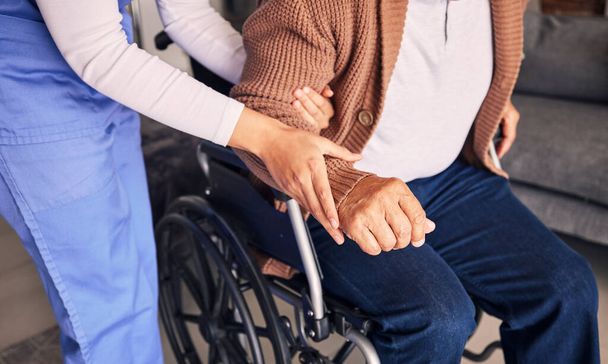 Руки, медсестра и пациент в инвалидной коляске для поддержки, медицинского обслуживания и физиотерапии в доме престарелых. Крупный план помощи пожилым людям с инвалидностью, здравоохранением и медицинской помощью. - Фото, изображение
