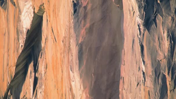 Natürliche Landschaft des Schachtelhalmfalls im Yosemite-Nationalpark, Kalifornien, USA. Yosemite-Feuerfall auf der Spitze der Felsformation El Capitan. Wunderbares geologisches Phänomen in der Wintersaison, 4k Filmmaterial  - Filmmaterial, Video