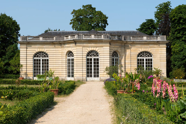 Champs-sur-Marne, France - July 10 2023: Orangerie in the Park of the Chateau de Champs-sur-Marne. This castle built between 1703 and 1707 is located 20 km East from Paris. - Foto, Imagen