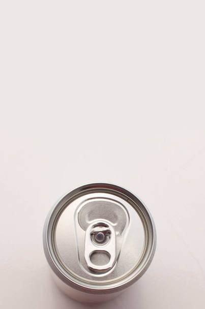 Detalle de lata de soda de aluminio vacía, vista superior.000- Superficie lisa y brillante, sin etiqueta ni diseño. - Foto, imagen