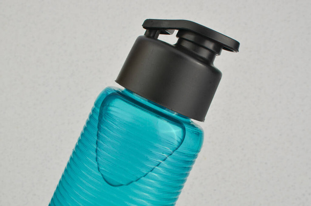 A frissítő kék vizes palack közelkép, a hidratáció és a vitalitás szimbóluma. Ideális sportolók számára, akik a legjobb teljesítményt keresik. - Fotó, kép