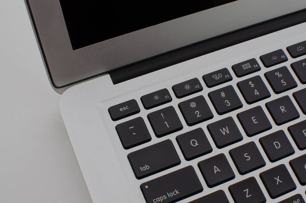 Detaillierter Zoom zeigt die Exzellenz der Laptop-Tasten und Tastatur, perfekt zum Tippen. - Foto, Bild