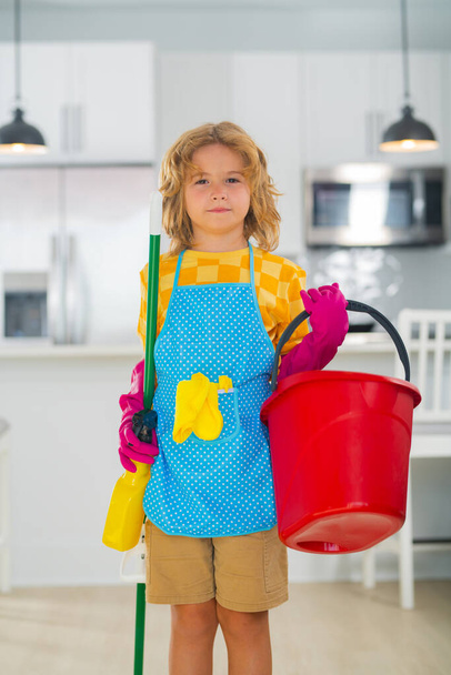 家で掃除を。子供の家を掃除してる。洗剤とクリーニングアクセサリー。清掃サービス。小さな男の子のハウスキーピング - 写真・画像