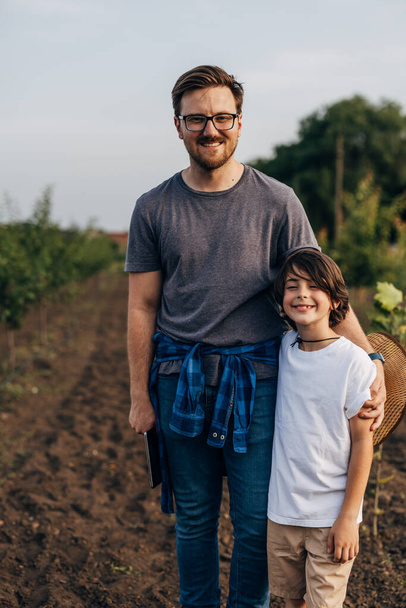 Portrait of a father and son in the fields. - Foto, Bild