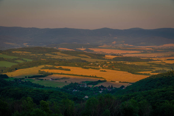 Кольоровий вечір на Словаччині частина кордону в горах Білих Карпат в спекотне літо - Фото, зображення