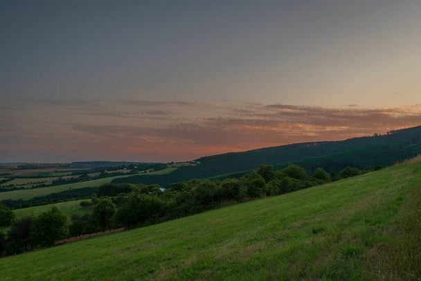 暑い夏にビルKarpaty山の国境のスロバキアの部分の色の夜 - 写真・画像