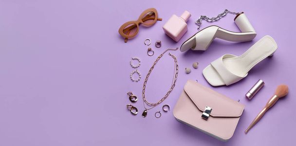 Set de elegantes accesorios femeninos sobre fondo lila con espacio para texto - Foto, imagen