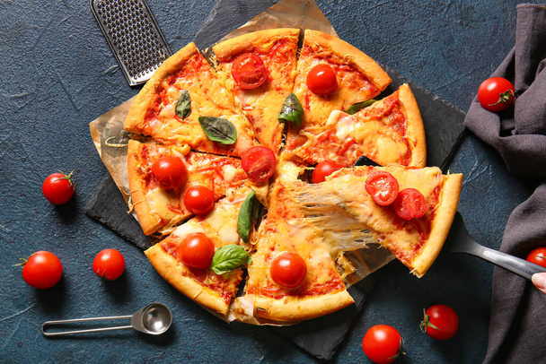 Tafel mit leckerer Pizza Margarita auf dunklem Hintergrund - Foto, Bild
