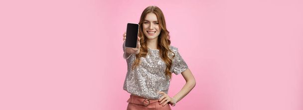 Stüdyo kendine güvenen karizmatik genç cazibeli kadın cep telefonu ekranını gösteren harika bir akıllı telefon uygulaması tanıt kendine güvenen tavsiye blogger sayfasını takip et, pembe arka planda dur. - Fotoğraf, Görsel