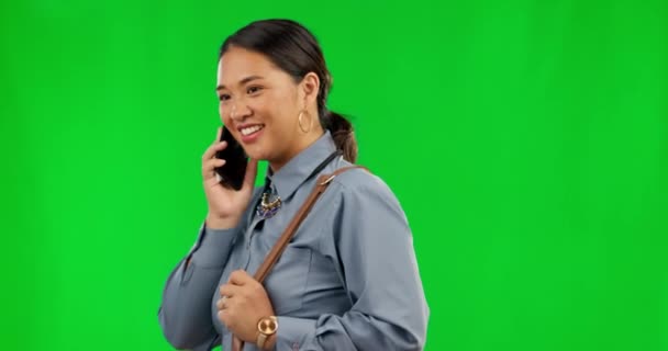 Fröhlich, plaudernd und eine Frau auf einem grünen Bildschirm telefoniert mit einer Attrappe für die Arbeitskommunikation. Lächeln, Gespräch und ein junger Mitarbeiter spricht auf einem Handy isoliert auf einem Studiohintergrund mit Platz. - Filmmaterial, Video