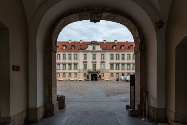 Βαρσοβία, Επαρχία Mazovia / Πολωνία - 05 / 06 / 2019. Το Βασιλικό Κάστρο στην Παλιά Πόλη της Βαρσοβίας (Stare Miasto) είναι το ιστορικό κέντρο της Βαρσοβίας και το παλαιότερο μέρος της πόλης που χρονολογείται από τον 13ο αιώνα. - Φωτογραφία, εικόνα