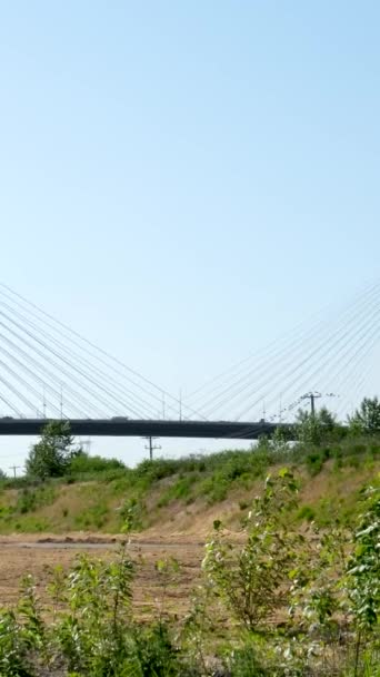 BC 'nin alt tarafındaki Fraser Nehri üzerindeki iskele köprüsü Kanada. Yakından bakınca büyük beyaz gerilmiş kablolar büyük bir köprü tutuyor. Coquitlam Limanı, Büyük Vancouver, British Columbia, Kanada 2023 - Video, Çekim