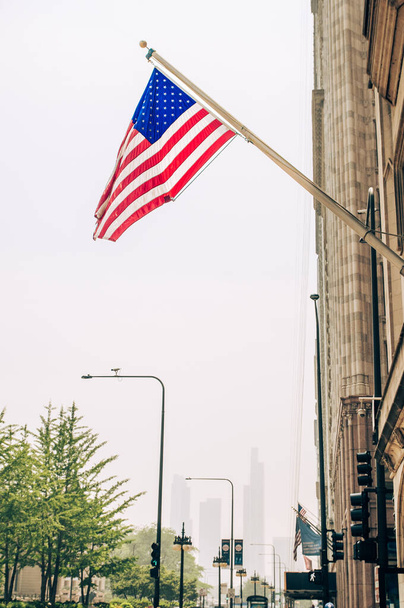 USA. flag pole on the building in the city. - Foto, Imagen