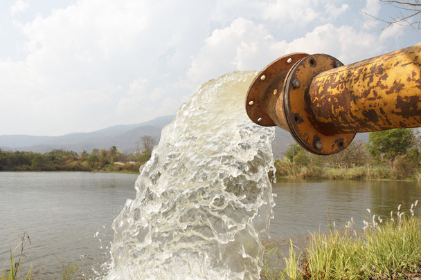 Αντλία γεμίσματος νερού σε δεξαμενή, αποθήκευση πριν από την ξηρασία το καλοκαίρι - Φωτογραφία, εικόνα