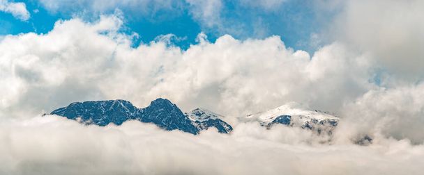 Zakopane, Podhale / Polonia - 16 / 05 / 2019. Las montañas Tatra son parte de la cadena montañosa de los Cárpatos en Europa del Este, crean una frontera natural entre Eslovaquia y Polonia. - Foto, Imagen