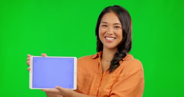 Ázsiai nő, tabletta és mockup a zöld képernyőn a reklám vagy a közösségi média, a stúdió háttér. A boldog női személy portréja, amint a technológiát megjeleníti az állvány kijelzőjén és a nyomkövető jelzőkön. - Felvétel, videó