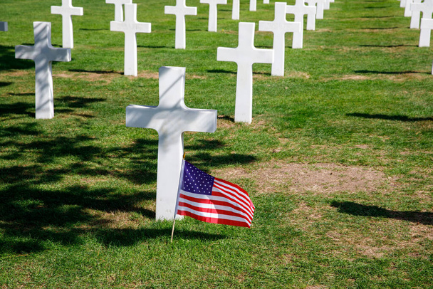 Торжественная красота Американского кладбища Нормандис, в честь храбрых солдат, принесших в жертву во время Второй мировой войны, вызывает почтение и благодарность.. - Фото, изображение