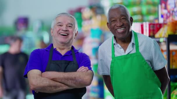 Uśmiechnięci starsi pracownicy w sklepie spożywczym Mundury przedstawiające zawód z radosnym wyrazem twarzy - Materiał filmowy, wideo