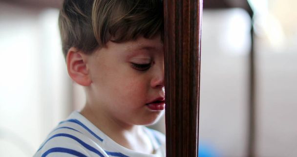 Ένα λυπημένο μικρό αγόρι δακρυσμένο παιδί αισθάνεται δυσαρεστημένο - Φωτογραφία, εικόνα
