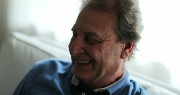 Glücklicher älterer Mann lacht und lächelt authentisches Porträtgesicht älterer Menschen - Foto, Bild