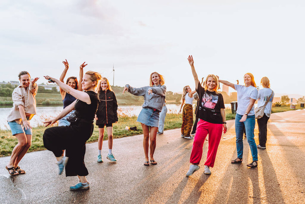 Festa mulheres de meia-idade, millennials, ao pôr-do-sol. Grupo de dança alegre mulheres felizes atraentes, verão, férias, viagens. dançando alegres mulheres atraentes ao pôr do sol.  - Foto, Imagem