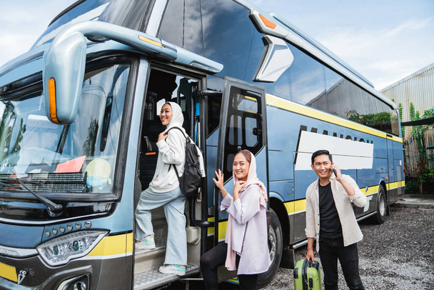 happy asian muslim passengers lined up in line to get on the bus - Fotografie, Obrázek