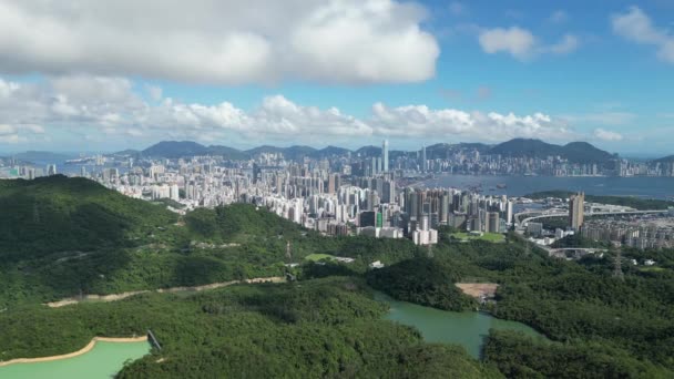 Mieszanka miejskiego i przyrodniczego zbiornika wodnego Kowloon, 8 lipca 2023 - Materiał filmowy, wideo