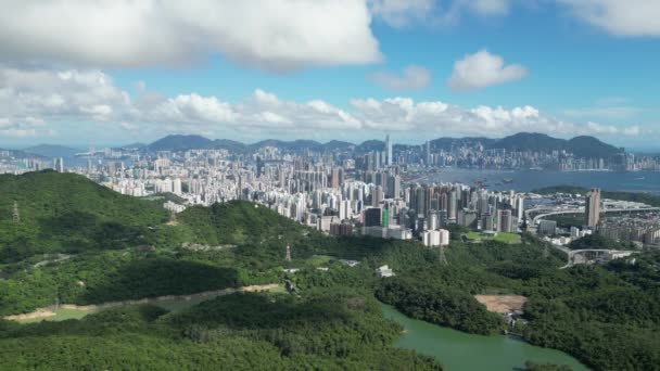 Mengsel van stad en natuur bij het Kowloon stuwmeer, 8 juli 2023 - Video