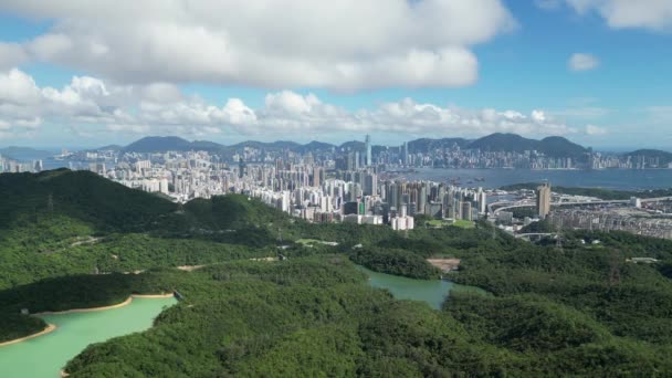 Mieszanka miejskiego i przyrodniczego zbiornika wodnego Kowloon, 8 lipca 2023 - Materiał filmowy, wideo