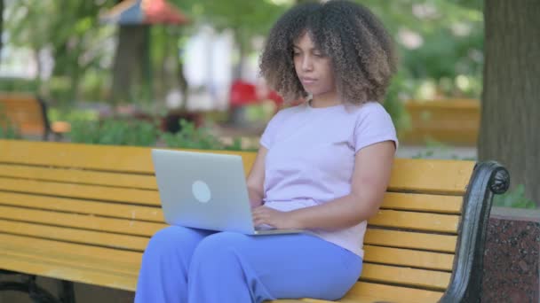 Genç Afrikalı Kadın Laptop 'ta Düşünüyor ve Çalışıyor - Video, Çekim