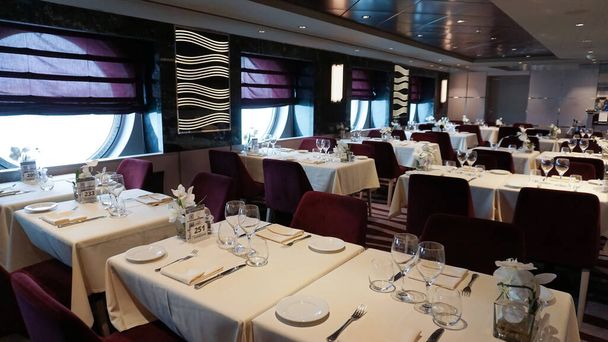 Barcelona, Espanja - 25. toukokuuta 2023: Grande-ravintolan sisustus ja pöydät, joissa on ruokia risteilyaluksella tai MSC Grandiosan lippulaivalla, suurin Italiassa rakennettu risteilyalus. - Valokuva, kuva