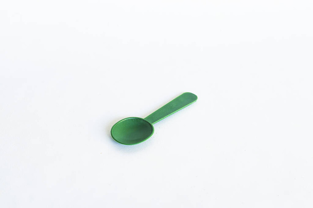 piccolo cucchiaio verde isolato su sfondo bianco - Foto, immagini