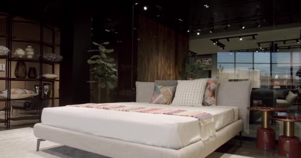Kral yatağı olan zarif ve basit bir yatak odası. Mobilyalı lüks yatak odası. Zarif iç tasarım. Minimalist yatak odası. Modern Otel Yatak Odası İçi ve Yatağı Yastıklı. - Video, Çekim