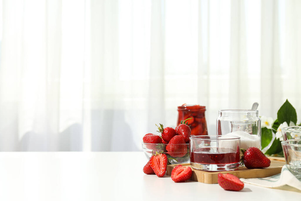 Konzept der Zubereitung schmackhafter und süßer Speisen - Erdbeermarmelade - Foto, Bild