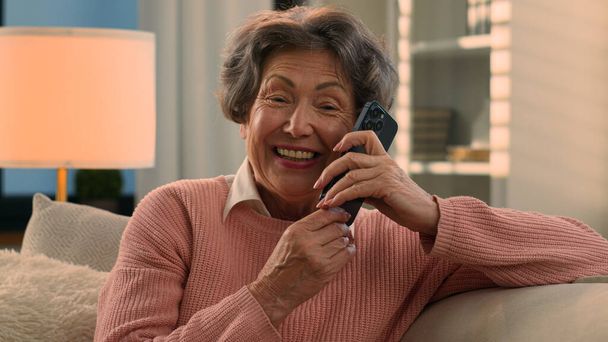 Šťastný smích mluvící telefon Kavkazský starý žena bezstarostný senior dáma poslech legrační zprávy úsměv smích důchodci babička starší žena babička mobilní konverzace smartphone komunikace doma - Fotografie, Obrázek