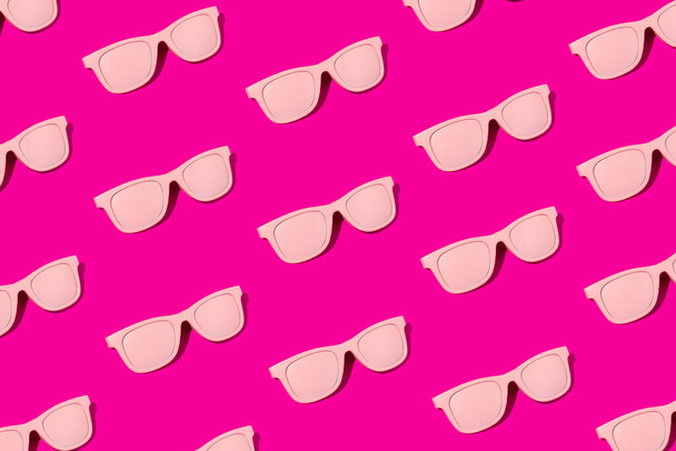 Rózsaszín napszemüveg élénk magenta színű háttér. Nyári szemüveg minta. Élénk színek. - Fotó, kép