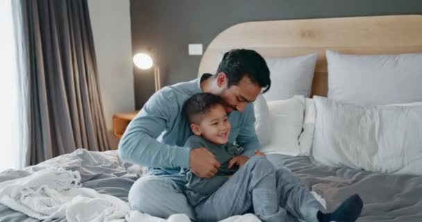 Family, playing and father with boy child in bed happy, tickle and having fun at night in their home. Love, happy and kid with playful parent in a bedroom bonding, laughing and enjoying game together. - Video, Çekim