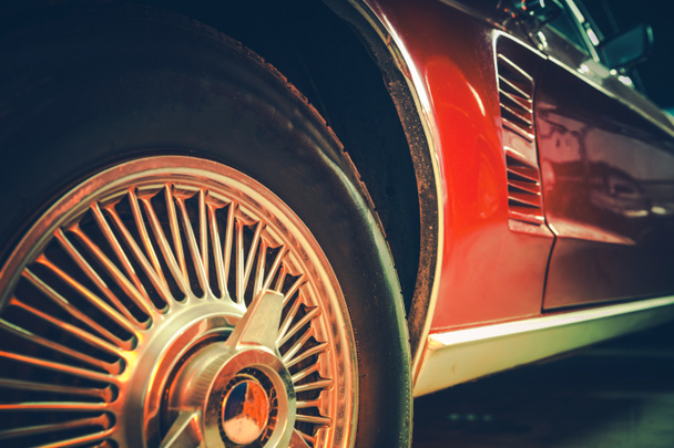 Amerykański Classic Car Wheel Close Up. Temat retro motoryzacji. - Zdjęcie, obraz