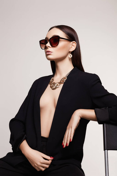 fashion portrait of beautiful sexy woman in sunglasses and jewelry. beautiful girl in gold accessories - Foto, Imagem