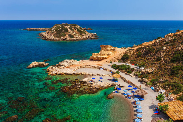 Vista al mar vista panorámica de la pintoresca playa cerca de Stegna y Arcángeles en la isla de Rodas, Dodecaneso, Grecia. Panorama con arena y agua azul clara. Destino turístico famoso en el sur de Europa - Foto, imagen