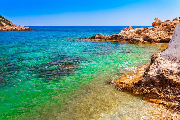 Mořský panoramatická fotografie pobřeží poblíž pláže Stegna a Archangelos na ostrově Rhodos, Jižní Sporady, Řecko. Panorama s písečnou pláží a čistou modrou vodou. Slavný turistický cíl v jižní Evropě - Fotografie, Obrázek