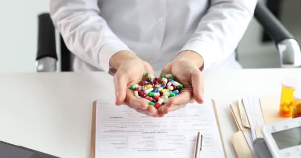Docteur a beaucoup de pilules multicolores dans les mains. Concept des médicaments en pharmacie - Séquence, vidéo
