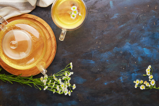 Manzanilla orgánica saludable natural, flores de té de tilo. Bebida estética de verano, beneficios y concepto de propiedades. Copiar espacio. - Foto, imagen
