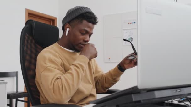 Zpomalení střední záběr mladý africký americký IT inženýr dostat unavený z práce přičemž malé přestávky pít trochu čaje nebo kávy - Záběry, video