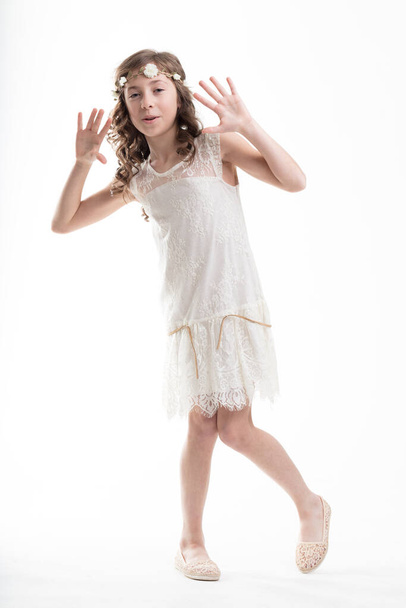 Játékos lány utánozza a Charleston táncosok a üvöltő húszas években - Fotó, kép