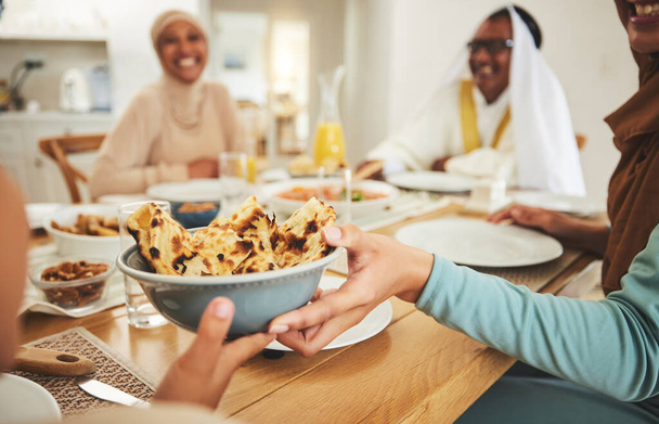 Comida, celebración y musulmana con gran familia en la mesa para eid mubarak, islámica y almuerzo. Festival de Ramadán, cultura e iftar con la gente comiendo en casa para ayunar, vacaciones de salud y religión. - Foto, Imagen