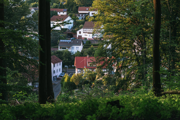 En la luz de la mañana Bosque de Marburgo con vistas al valle con casas locales - Foto, Imagen